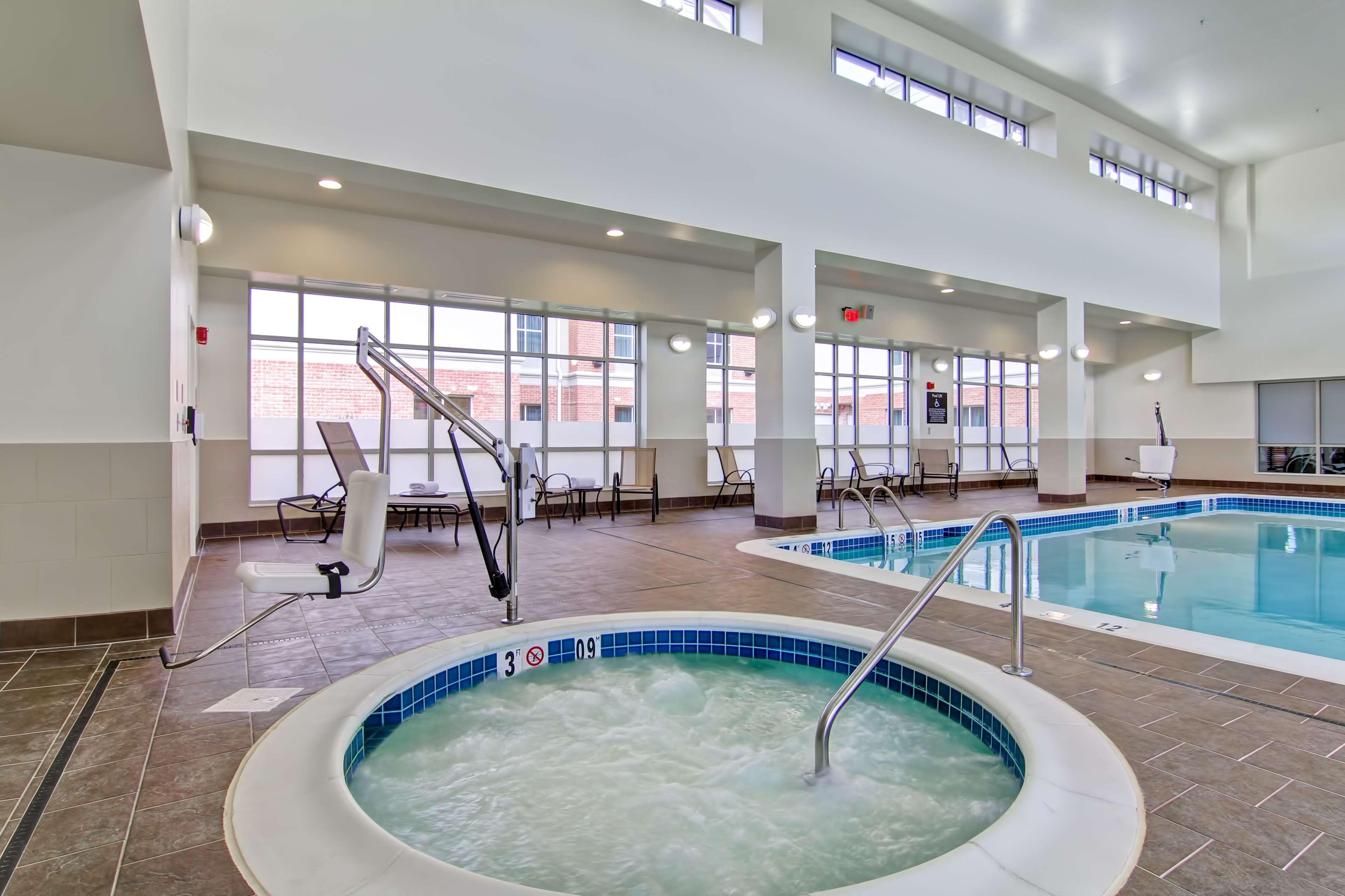 Homewood Suites By Hilton Woodbridge Bagian luar foto